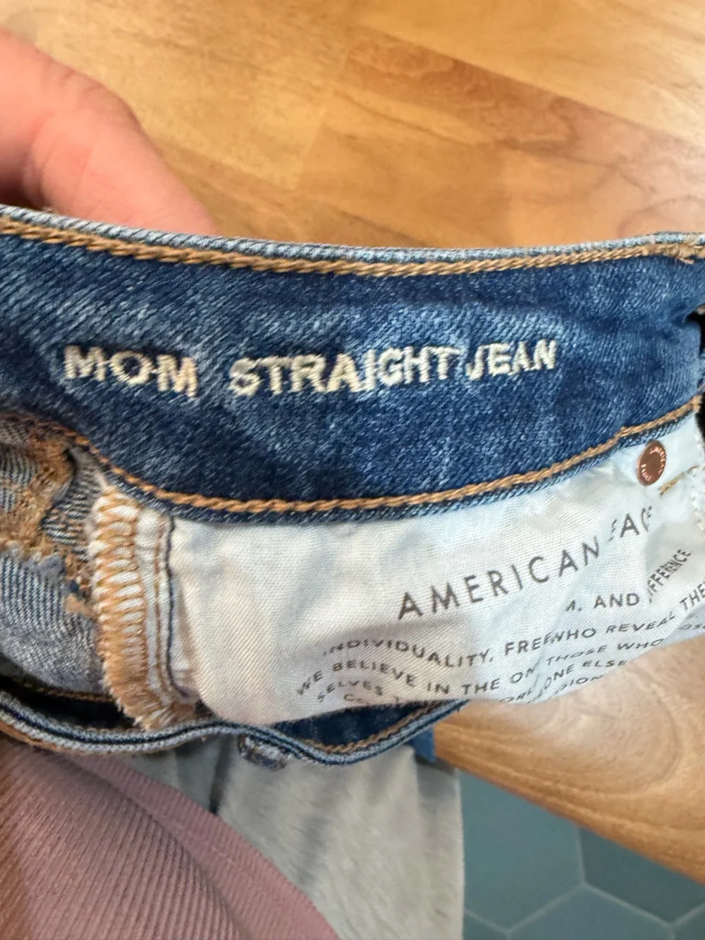 American Eagle Outfitters Mom Straight High-Rise Jeans Size 2